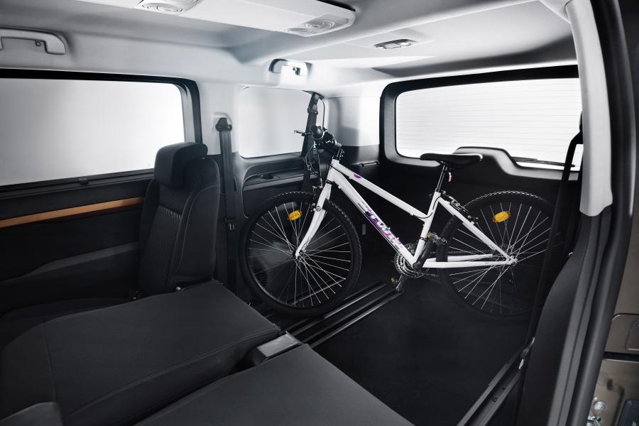 Интерьер Toyota ProAce Verso 2016 года  (фото 10 из 31)